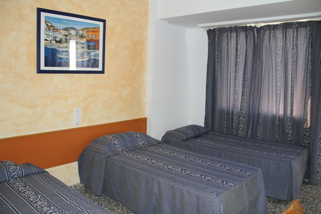 Hostal Mengual Gandia Bagian luar foto